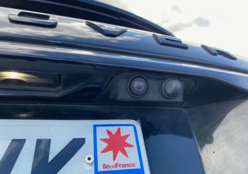 Gros plan sur la caméra de recul et la plaque arrière du Range Rover Sport noir, détail du hayon visible.