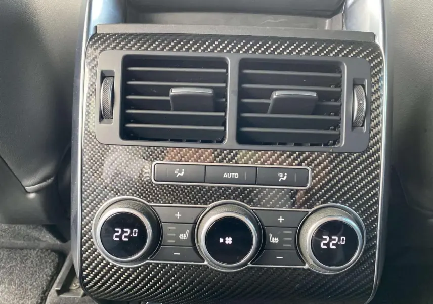 Détail de la console arrière en carbone du Range Rover Sport SVR 2016 avec commandes climatisation à 22°C.