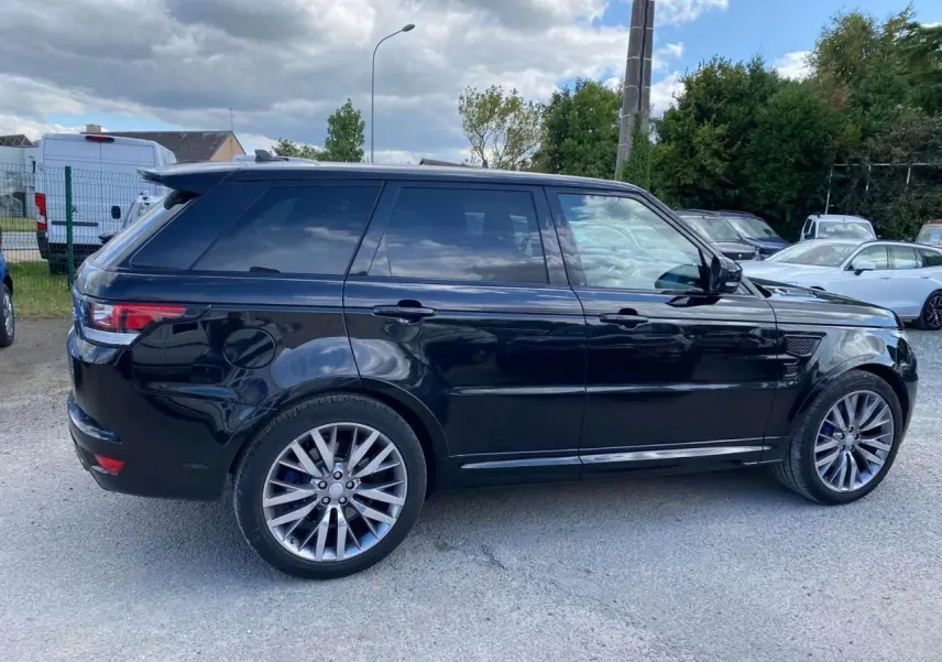 Profil côté gauche du Range Rover Sport noir 2016 avec jantes 22 pouces et vitres arrière teintées.