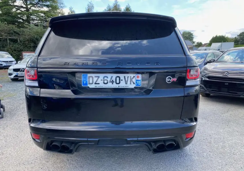 Vue arrière du Range Rover Sport SVR noir avec quadruple sortie d'échappement et badge SVR visible.