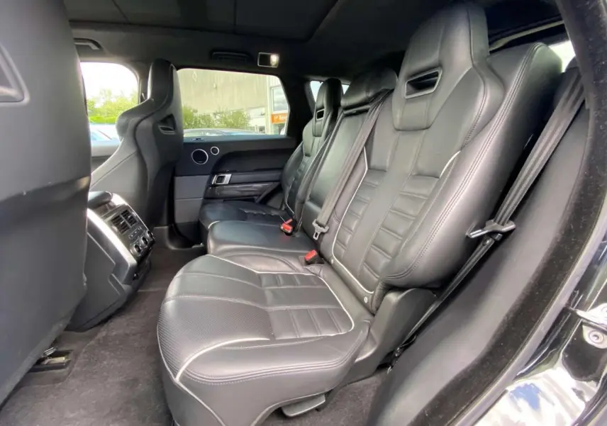 Vue latérale droite des sièges arrière en cuir noir du Range Rover Sport SVR 2016, soulignant leur design sportif et finitions soignées.
