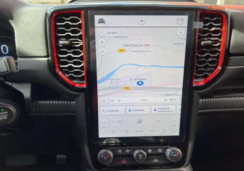 Vue rapprochée de l'écran tactile central du Ford Ranger Raptor 2025, souligné par des contours rouges dans un intérieur noir.