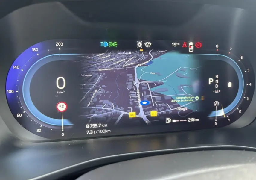 Combiné d'instruments digital du Volvo XC40 B3 MHEV 2024 affichant la navigation et les informations de conduite.