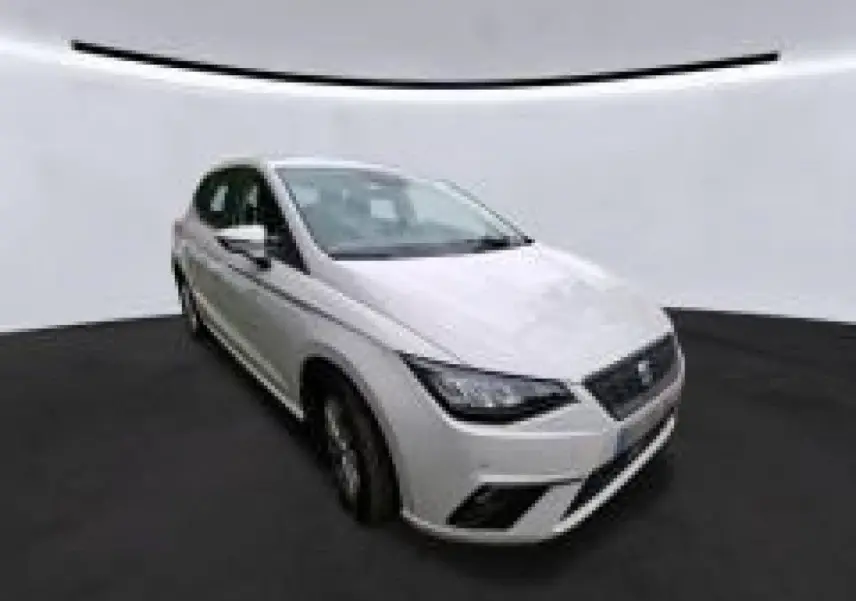 SEAT Ibiza blanc vue 3/4 avant droit, mettant en valeur ses phares LED et jantes alliage 15 pouces.