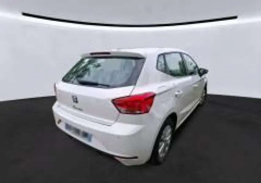 SEAT Ibiza 1.0 MPI blanche vue en 3/4 arrière droit, avec feux arrière rouges et jantes alliage visibles.