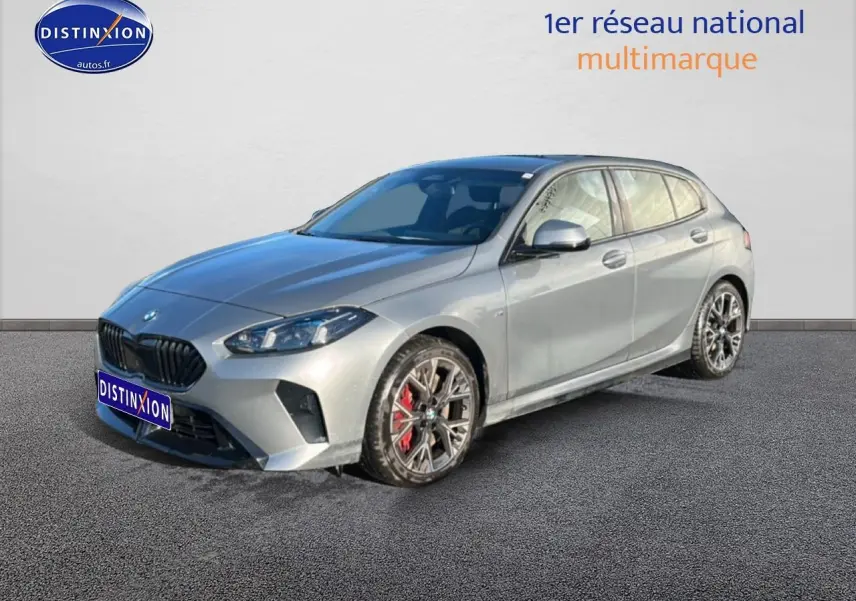 BMW Série 1 118da gris skyscraper vue 3/4 avant droit avec jantes 18 pouces bicolores et étriers rouges.