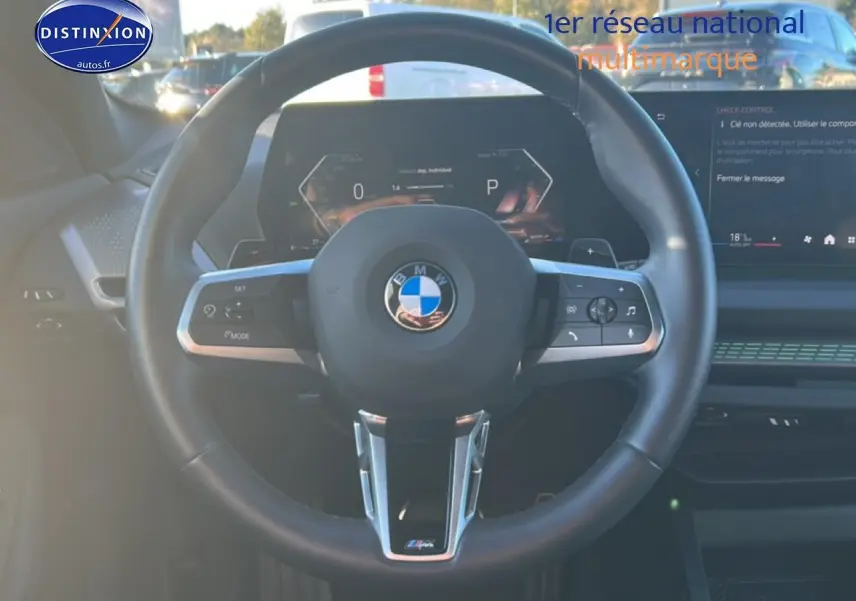 Vue intérieure centrée sur le volant BMW M Sport de la Série 1 (f40) 118da 2025 avec tableau de bord numérique.
