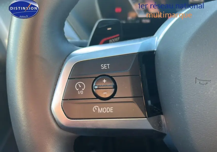 Gros plan sur les commandes au volant côté gauche de la BMW Série 1 118da 2025, finition M Sport Pro.