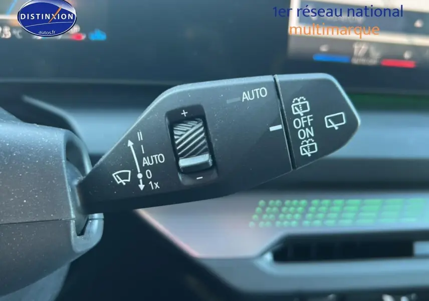 Gros plan sur la commande de l’essuie-glace de la BMW Série 1 118da gris Skyscraper, intérieur moderne.