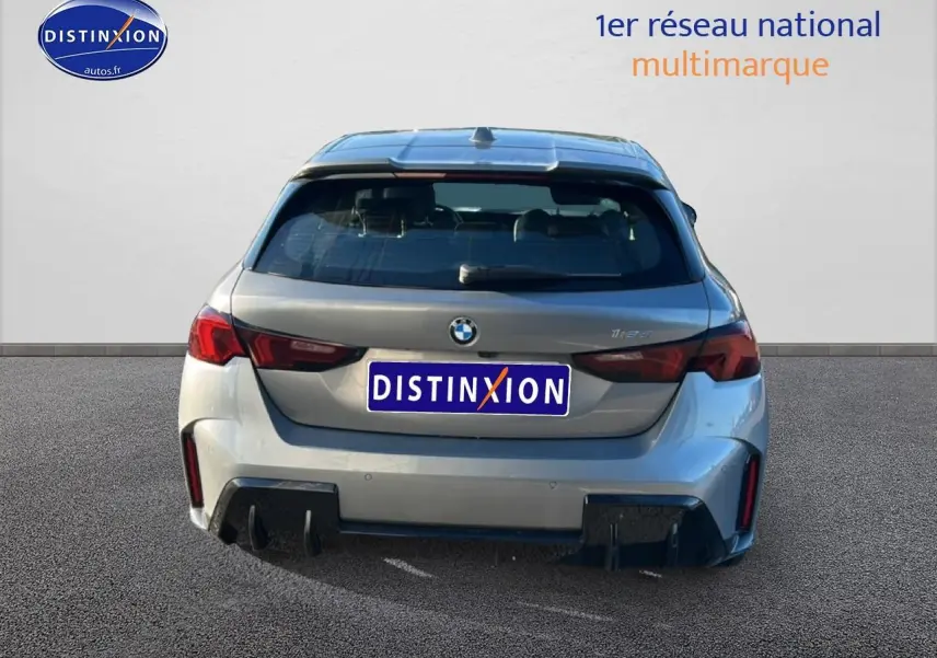 Vue arrière d'une BMW Série 1 (f40) 118da gris Skyscraper avec diffuseur noir et feux LED foncés.