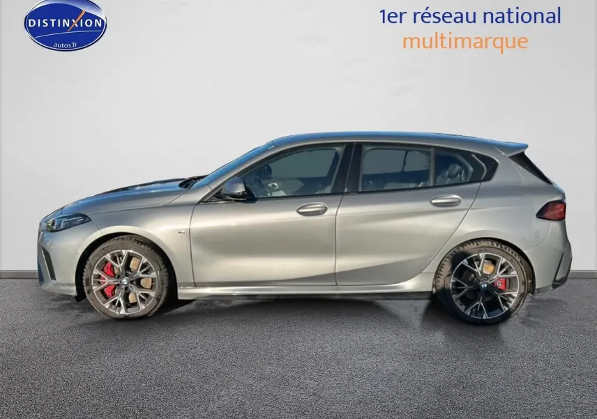 BMW Série 1 118da gris Skyscraper vue de profil côté gauche avec jantes 18 pouces bicolores et étriers rouges.