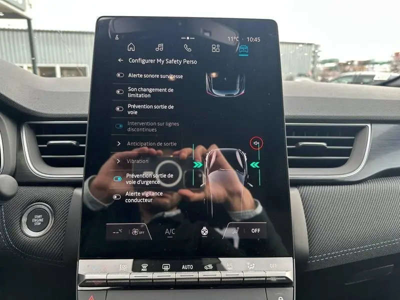 Écran tactile central du Renault Captur 2026 gris Rafale/Noir Étoilé montrant les options d’aide à la conduite.