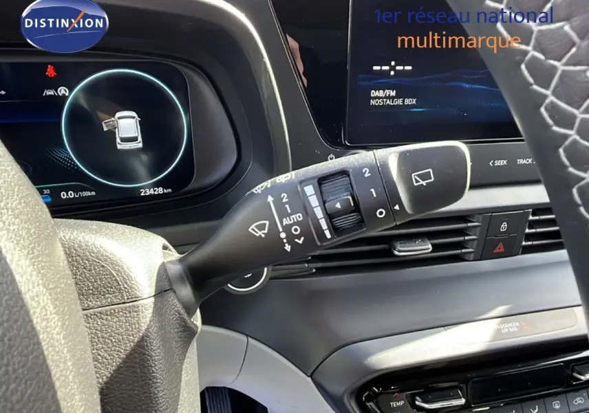 Gros plan sur la commande d'essuie-glace côté droit du tableau de bord gris noir de la Hyundai i20 2025.