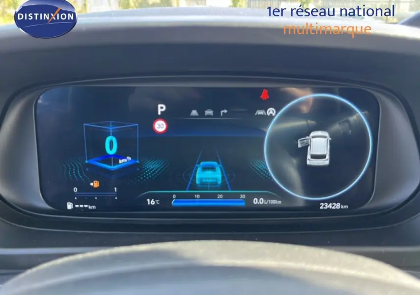 Affichage numérique du tableau de bord de la Hyundai i20 2025, montrant la vitesse à 0 km/h et l'ouverture de la porte avant gauche.