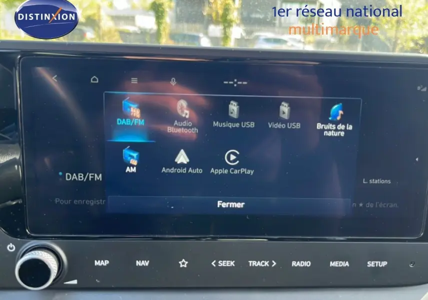 Écran tactile multimédia de la Hyundai i20 2025 affichant les options audio Bluetooth, USB, Android Auto et Apple CarPlay.