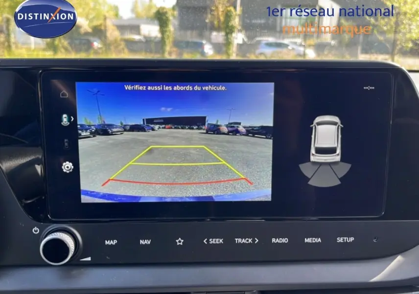 Écran central affichant la caméra de recul et l'aide au stationnement de la Hyundai i20 gris Aurora 2025.