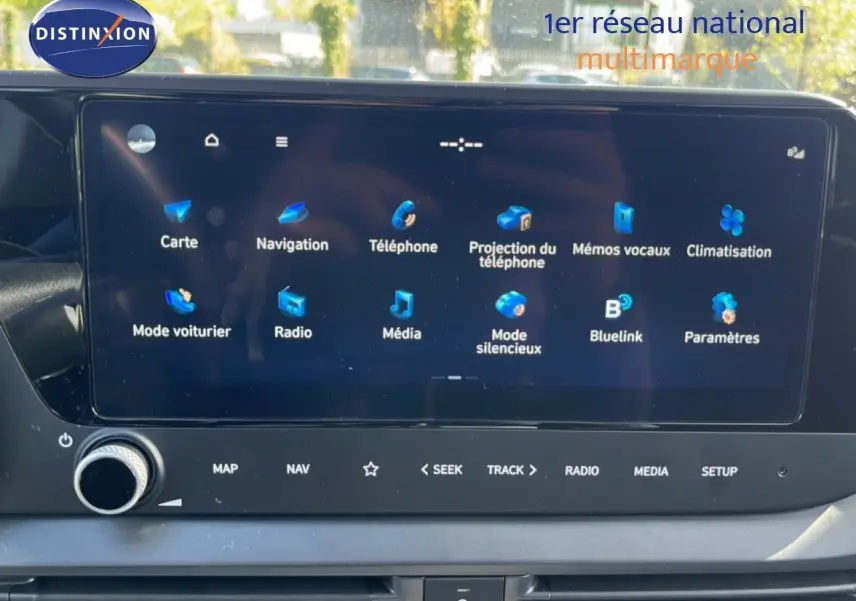 Écran tactile central de la Hyundai i20 2025 montrant les options de navigation, média et climatisation en intérieur gris noir.