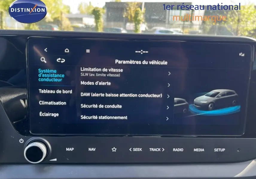 Écran tactile intérieur affichant les paramètres d’assistance conducteur de la Hyundai i20 2025 en gris Aurora Metal.