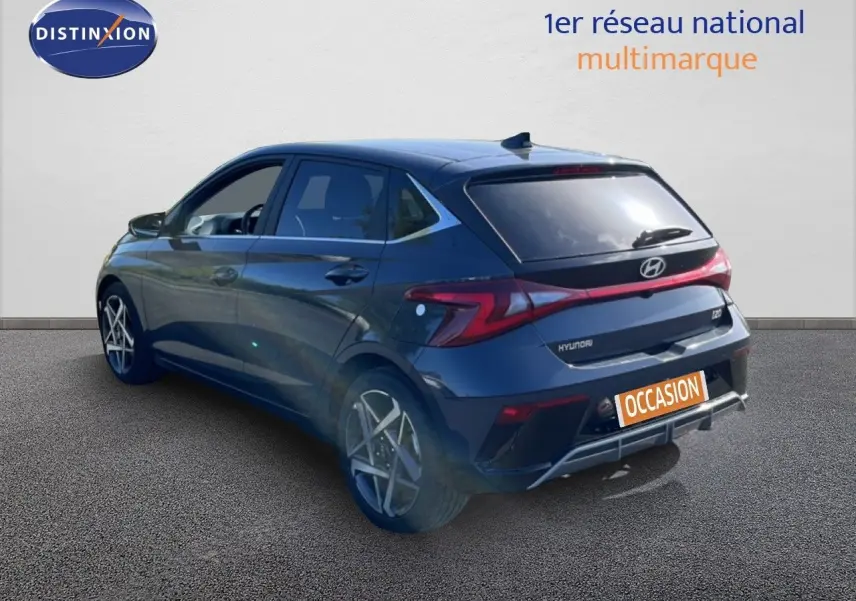 Vue 3/4 arrière droite d'une Hyundai i20 gris Aurora métal avec feux LED et jantes alliage biton.