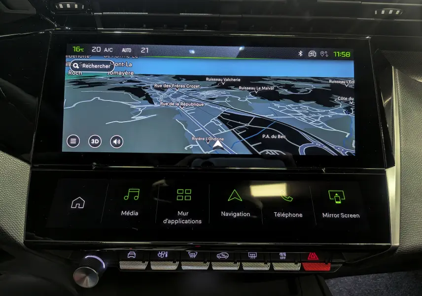 Écran tactile central du Peugeot 308 2026 affichant la navigation 3D avec interface multimédia et commandes tactiles.
