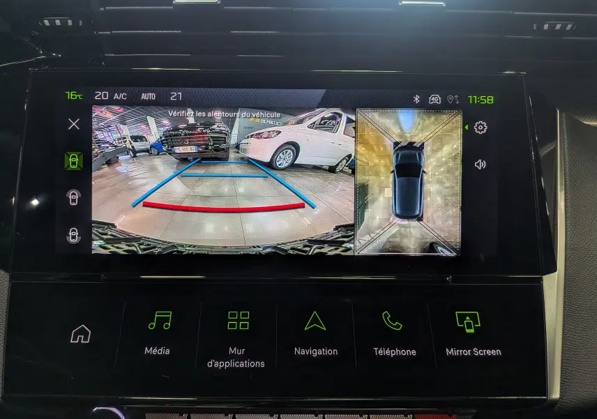 Écran central de la Peugeot 308 2026 montrant la caméra de recul avec vue arrière et vue 360° du véhicule gris Sélénium.