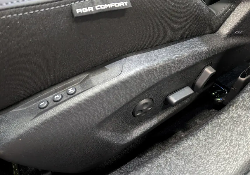 Détail des commandes de réglage électrique du siège avant gauche noir AGR Comfort d'une Peugeot 308 GT Exclusive 2026.