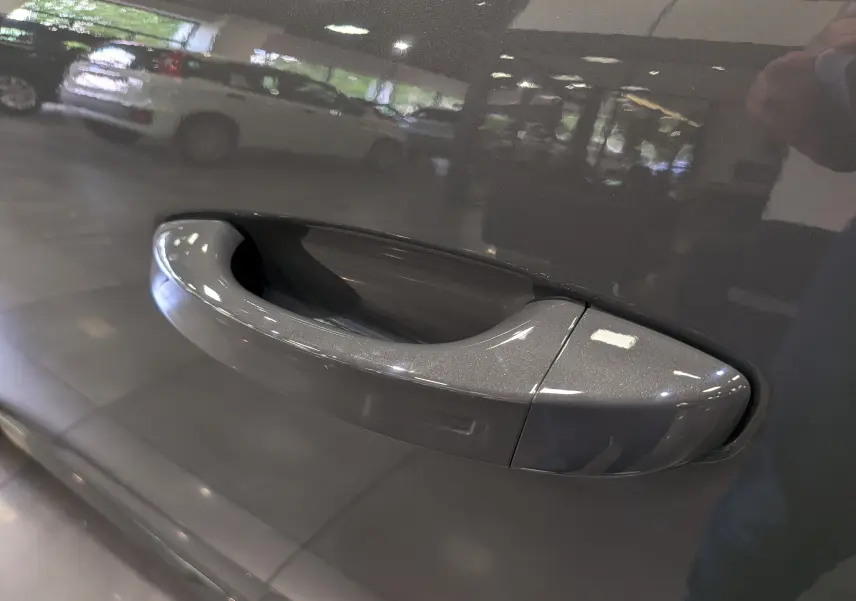 Poignée de porte gris Sélénium de la Peugeot 308 GT Exclusive 2026 vue en gros plan côté droit.