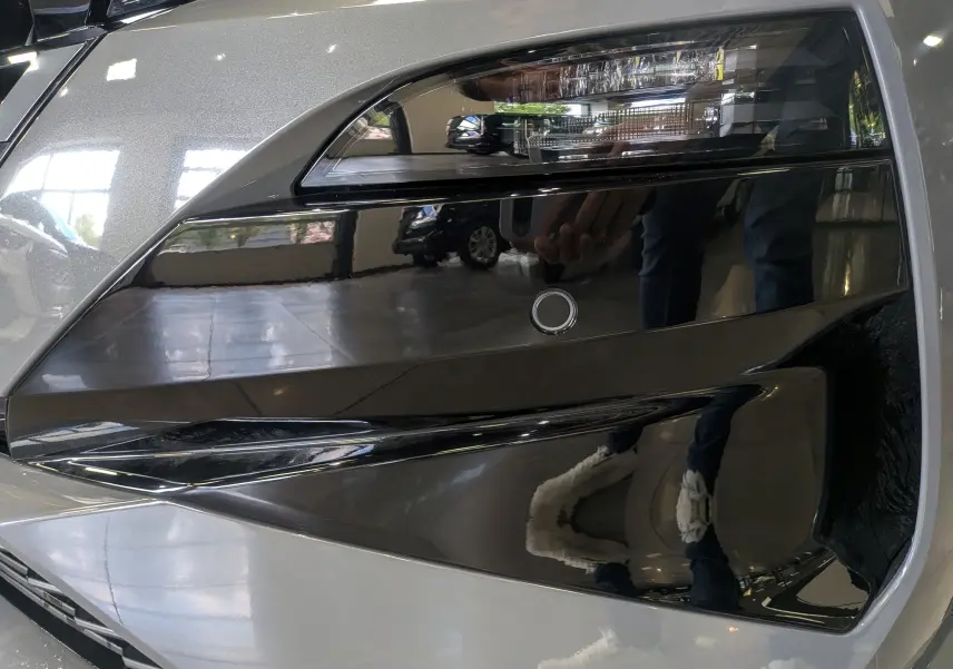 Gros plan sur le phare avant droit gris Sélénium du Peugeot 308 2026, soulignant ses détails LED et son design moderne.