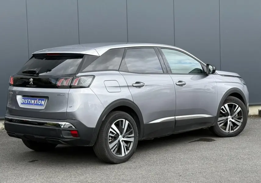 Peugeot 3008 Gris Artense en 3/4 arrière droit, avec jantes alliage et vitres arrière surteintées.
