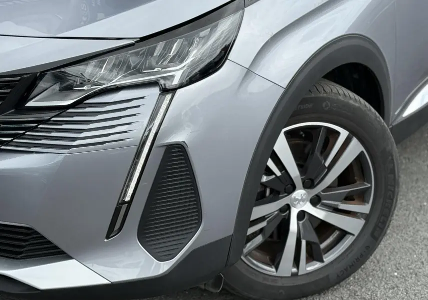 Gros plan sur l'avant droit gris Artense du Peugeot 3008 2024, avec projecteur LED et jante alliage 18 pouces.