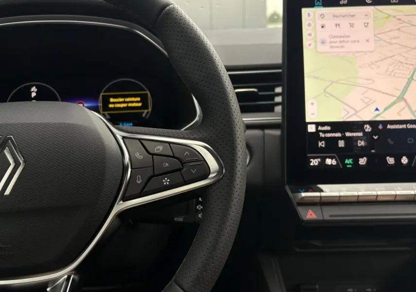 Vue rapprochée du volant perforé et des commandes multifonctions du Renault Captur 2026, avec écran tactile central visible.