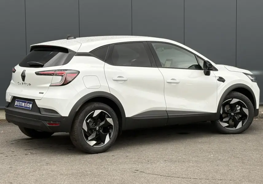 Renault Captur blanc nacré en vue 3/4 arrière droit, avec jantes noires et vitres surteintées.