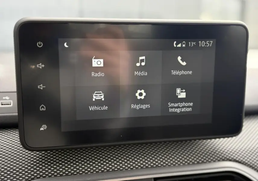 Écran tactile multimédia 8 pouces du tableau de bord du Dacia Sandero Stepway gris, affichant les menus radio et smartphone.