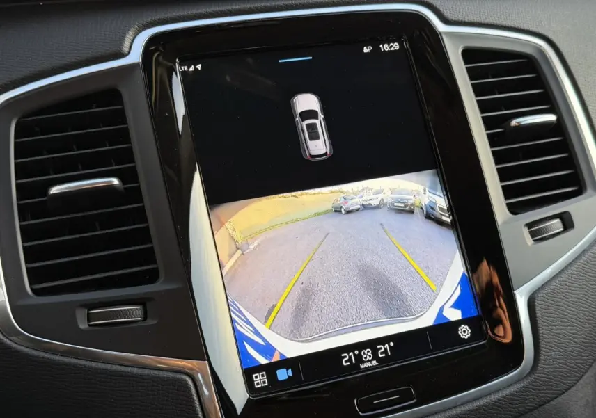 Écran tactile central montrant la caméra de recul du Volvo XC90 blanc Crystal, vue intérieure du tableau de bord.