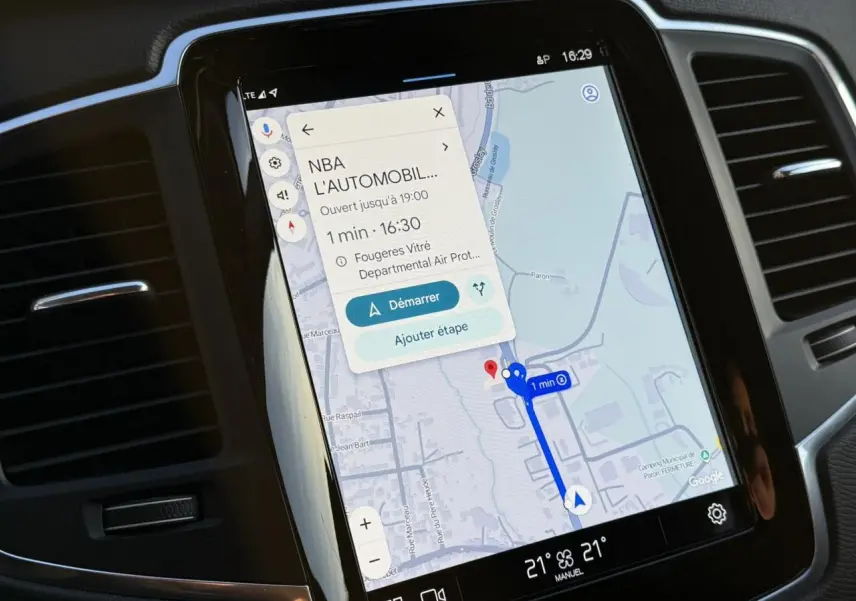 Écran tactile central du Volvo XC90 2024 affichant la navigation GPS avec carte et itinéraire en vue rapprochée.