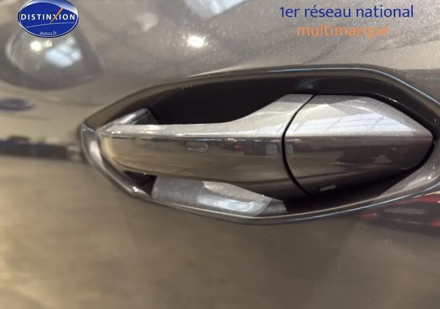 Poignée de porte gris métallisé côté droit de la CUPRA TERRAMAR 2025 avec finition lisse et bouton discret.