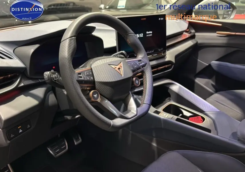 Intérieur avant de la CUPRA TERRAMAR 2025, vue côté conducteur sur volant sport et écran tactile central.
