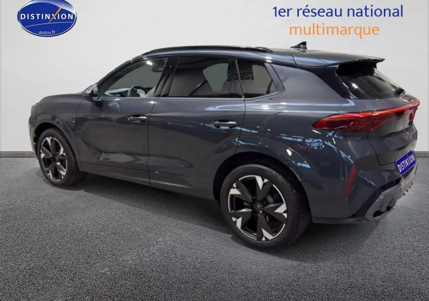 Vue côté droit arrière du SUV CUPRA Terramar gris 2025 avec jantes 19 pouces et feux arrière LED.