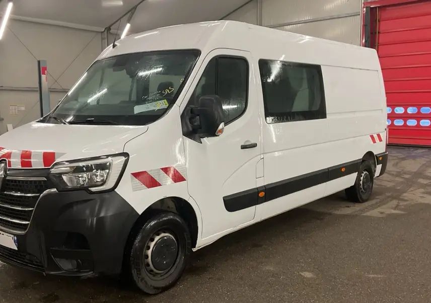 Renault Master cabine approfondie blanc vu en 3/4 avant droit avec bandes réfléchissantes rouges et blanches.