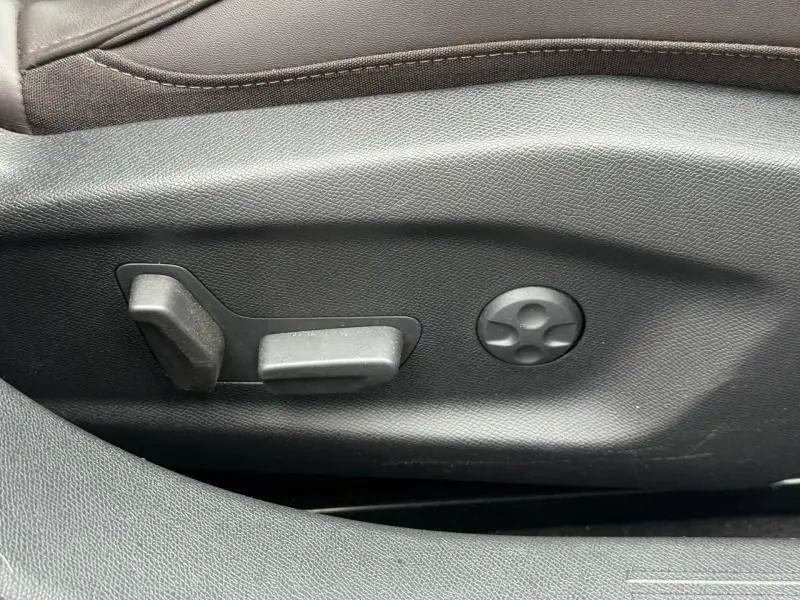 Détail des commandes de réglage électrique du siège côté conducteur dans une DS4 Gris Platinium 2023.