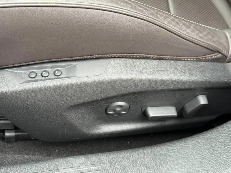 Détail des commandes de réglage électrique du siège avant en cuir marron du DS4 Gris Platinium 2023.