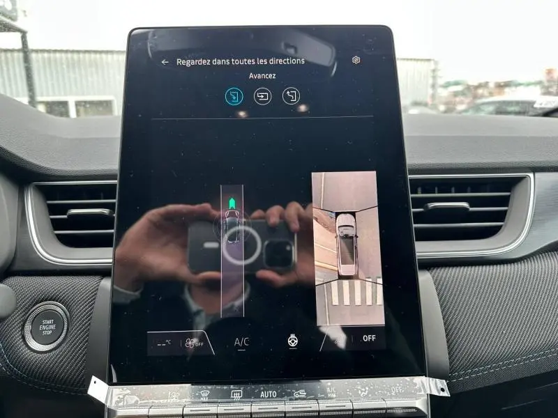 Écran central tactile affichant la vue 360° du Renault Captur 2026 hybride, intérieur avec finition Gris Cassiopée/Noir Étoilé.