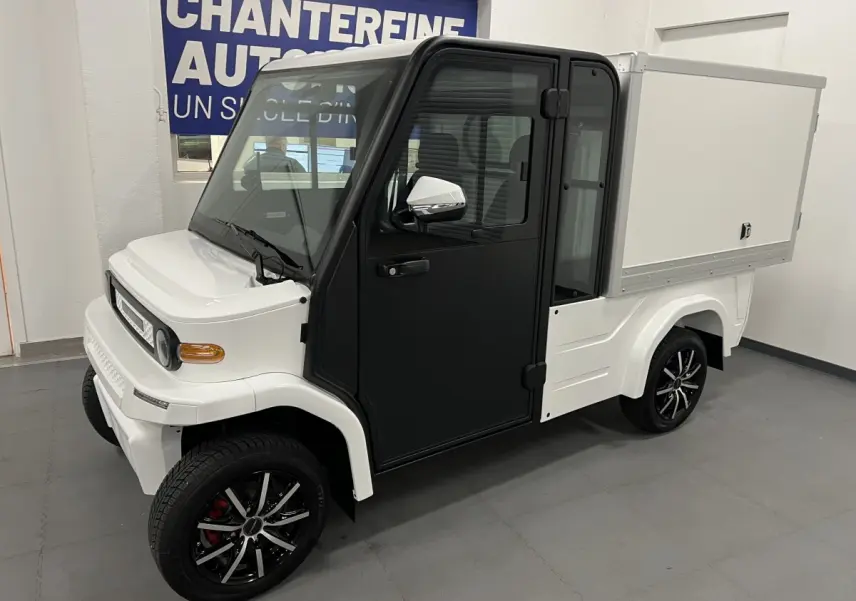 Vue 3/4 avant droit du Liberty L7e H2 Cargo blanc avec porte noire, jantes alu 13 pouces et caisse fermée.
