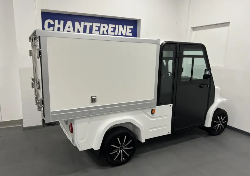Vue 3/4 arrière droite du Liberty L7e H2 Cargo blanc avec caisse fermée, jantes alu 13 pouces et cabine noire compacte.