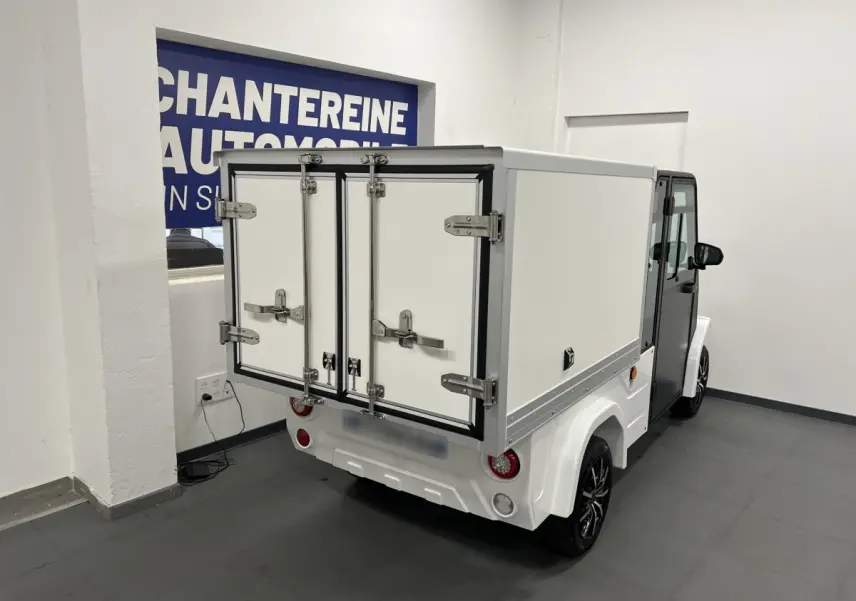Vue 3/4 arrière droite du Liberty L7e H2 Cargo blanc électrique, avec caisse fermée et jantes alu 13 pouces noires.
