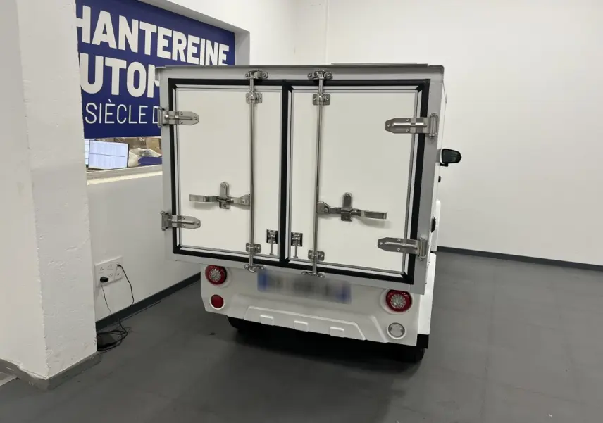 Vue arrière d'un utilitaire blanc LIBERTY L7e H2 CARGO 2025 avec portes doubles et éclairage rond.
