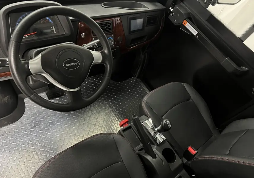 Vue intérieure côté conducteur du Liberty L7e H2 Cargo 2025, volant 3 branches et sol aluminium antidérapant visible.