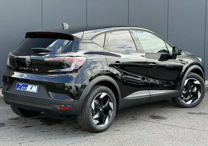 Vue 3/4 arrière droite du Renault Captur noir étoilé 2026 avec jantes aluminium 18 pouces et antenne requin.
