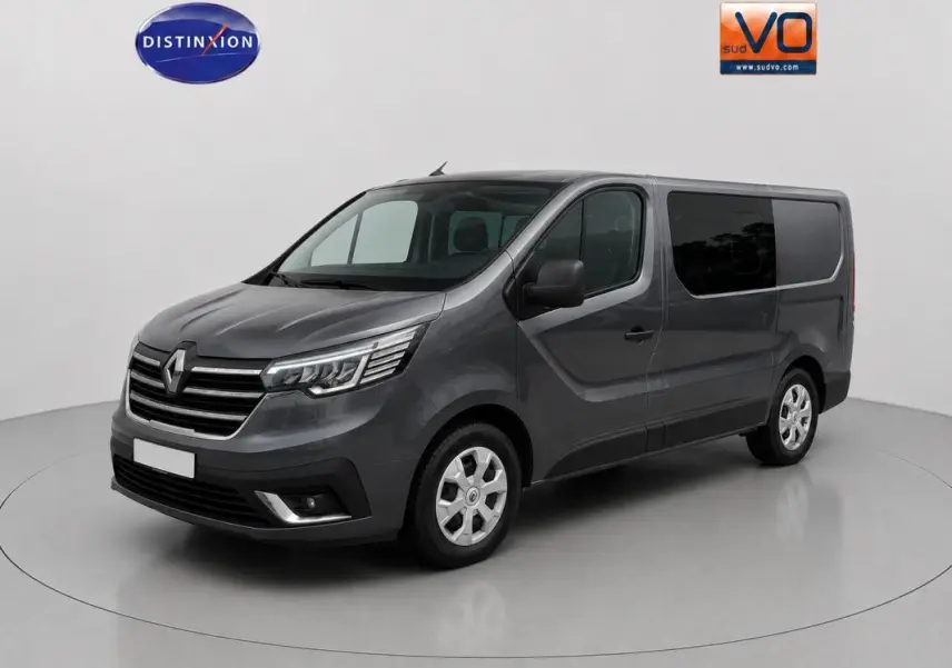 Renault Trafic Fourgon gris foncé vu en 3/4 avant droit, avec vitres surteintées et porte latérale visible.
