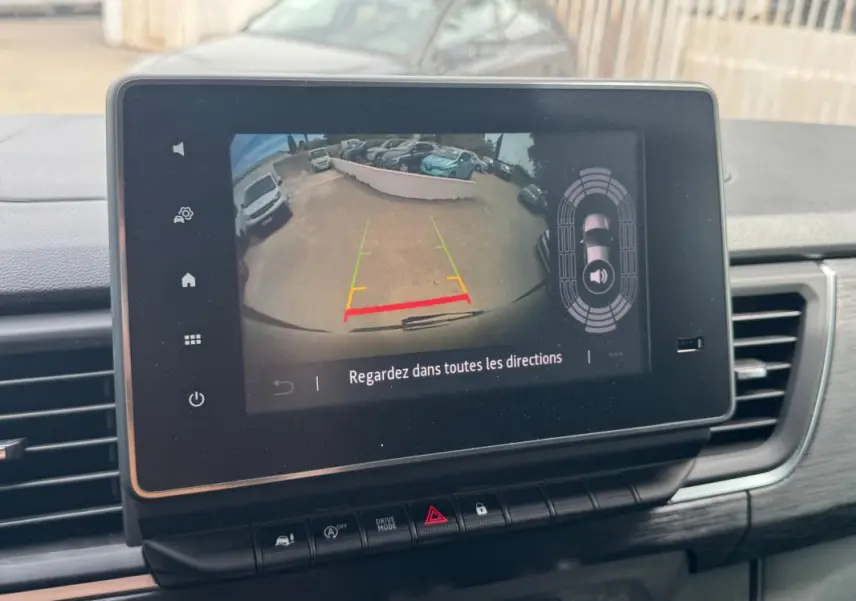 Écran central montrant la caméra de recul du Renault Trafic Fourgon gris foncé, vue intérieure frontale.